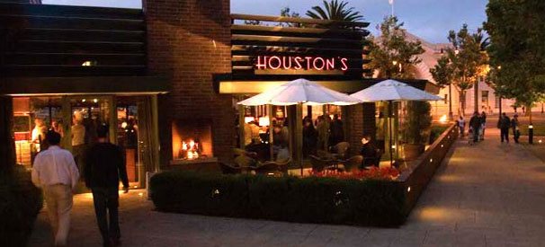 Houston's on Biscayne Boulevard at the Aventura/North Miami Beach border offers unmistakably fresh fare and impeccable service, night after night.